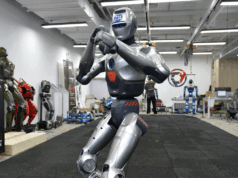 O robô humanóide compacto da China mostra desequilíbrio e vira