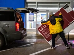 Lucros ao vivo: as ações da Best Buy saltam apesar da demanda mais fraca no feriado, as ações da Target sobem