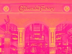 Uma retrospectiva dos ganhos do quarto trimestre da Sit-Down Dining Stocks: The Cheesecake Factory (NASDAQ: CAKE) versus o resto do pacote