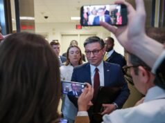 Johnson torpedeia projeto de lei para resolver crise aeroportuária e implica que o líder Thune não está no controle do Senado