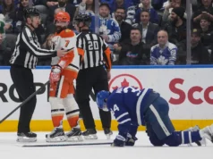 Atualização sobre lesão de Auston Matthews: Radko Gudas expulso devido a uma pancada no joelho