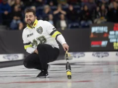 O canadense Matt Dunstone vence duas vezes e abre o campeonato mundial masculino de curling