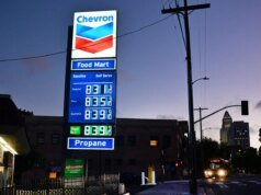 A isenção do imposto sobre a gasolina é considerada um band-aid para os preços exorbitantes na bomba