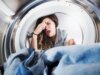 Aqui está o que está causando o odor em sua máquina de lavar (e como se livrar dele)