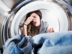 Aqui está o que está causando o odor em sua máquina de lavar (e como se livrar dele)