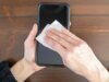 Seu telefone é um ímã de bactérias. Veja como higienizá-lo com segurança