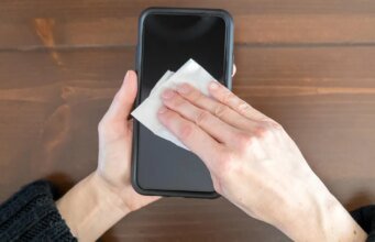 Seu telefone é um ímã de bactérias. Veja como higienizá-lo com segurança