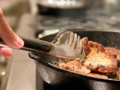 Sabão forte pode estragar panelas de ferro fundido. Use este item básico da despensa para limpá-la