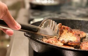 Sabão forte pode estragar panelas de ferro fundido. Use este item básico da despensa para limpá-la