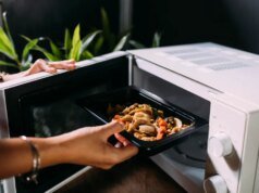 Reaquecimento de sobras 101: especialistas explicam como manter os microplásticos fora de sua refeição