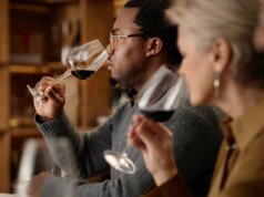 A verdadeira razão pela qual você prova o vinho antes de servir o servidor (não é o que você pensa)