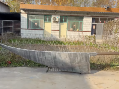 YouTuber resolve desacordo fraterno com escavadeira e espada hilariantemente grande