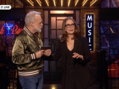 O primeiro monólogo de Tina Fey no SNL UK apresenta alguns grandes convidados surpresa