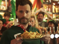 Jamie Dornan lidera música do SNL UK assando turistas britânicos