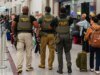 Agentes federais de imigração filmados fazendo prisões em aeroportos enquanto Trump liga para o ICE para aliviar atrasos nas linhas de segurança