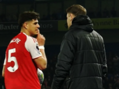 Piero Hincapie foi flagrado zombando do técnico do Brighton, Fabian Herzeler, durante a vitória do Arsenal