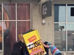 Máquina de venda automática de arte de guerrilha anti-Elon Musk sobe no SXSW em Austin