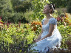 A autora de Bridgerton, Julia Quinn, sobre Benophie, inversão de gênero e o nascimento do ano