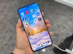 Suavidade e brilho se misturam para um efeito impressionante na tela do telefone Nxtpaper AMOLED da TCL