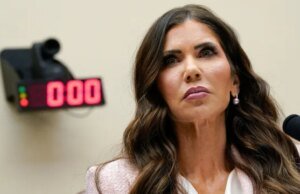 Kristi Noem cavalga para o pôr do sol