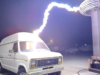 Tio gentil desencadeia fogos do inferno com bobina de Tesla gigante
