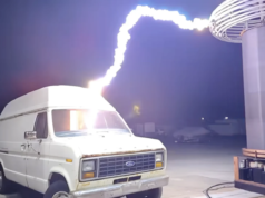 Tio gentil desencadeia fogos do inferno com bobina de Tesla gigante