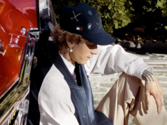 Machine Gun Kelly fala sobre a parceria ‘despretensiosa’ com Tommy Hilfiger, seu guarda-roupa da turnê ‘Lost Americana’ e a volta dos fones de ouvido com fio: ‘Vou levar o crédito por isso’