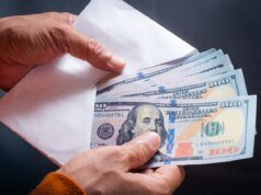 Um programa agora está enviando pagamentos de renda básica para trabalhadores afetados pela IA