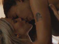 O romance lésbico fumegante de Julia Fox, ‘Perfect’, esquenta SXSW com sexo grávido, cheirar calcinha e trilha sonora de FKA Twigs