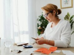 Quem fornece sistemas financeiros empresariais baseados em nuvem?