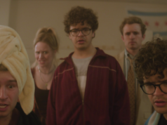 Crítica de ‘Pizza Movie’: Gaten Matarazzo vai de coisas estranhas a coisas mais idiotas em uma comédia pateta de viagem ruim