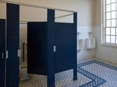 Escola forçada a substituir banheiros depois que as crianças dão descarga