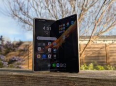 Segurei o telefone dobrável mais fino no MWC 2026 e ele estabelece um novo padrão satisfatório