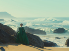 Este impressionante drama de época está repleto de temas modernos. E é gratuito para transmitir agora