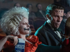 Maggie Gyllenhaal diz que as exibições de teste de ‘A Noiva’ criticaram a violência sexual do filme e o chefe da Warner Bros. disse a ela ‘Você não pode deixar que Frankenstein lamba o vômito preto do pescoço da noiva’