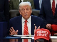 Trump está pregando um truque nas pesquisas sobre si mesmo