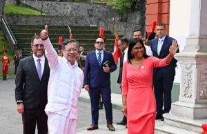 Petro se torna o primeiro presidente a visitar a Venezuela desde o sequestro de Maduro