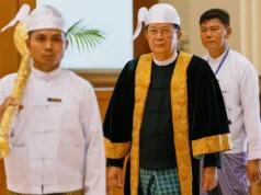 O parlamento de Mianmar elege o general governante como presidente, mantendo o exército no comando