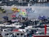 Pelo menos 25 carros naufragaram em um grande acidente, interrompendo a corrida da Talladega Cup