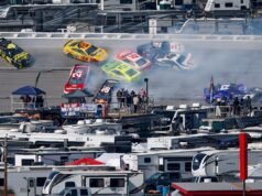 Pelo menos 25 carros naufragaram em um grande acidente, interrompendo a corrida da Talladega Cup