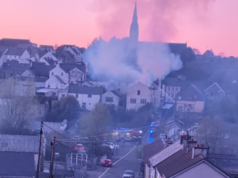 Bombeiros combatem incêndio ‘devastador’ em edifício histórico na Irlanda do Norte