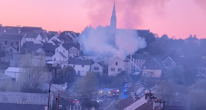Bombeiros combatem incêndio ‘devastador’ em edifício histórico na Irlanda do Norte