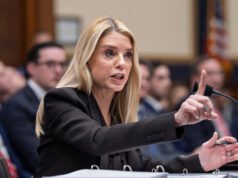 Trump expulsa Pam Bondi, à medida que os problemas políticos aumentam em casa