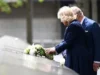 Rei e Rainha colocam flores no Memorial do 11 de Setembro em Nova York