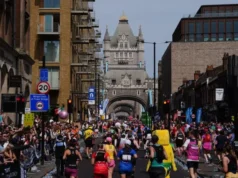 Celebridades brilham ao cruzar a linha de chegada da Maratona de Londres