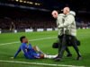 Técnico do Chelsea diz que Estêvão está arrasado após possível lesão 🎥