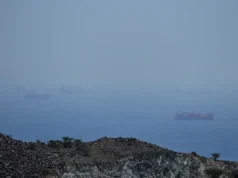 O Irã dispara contra três navios no Estreito de Ormuz, complicando os esforços para retomar as negociações EUA-Irã