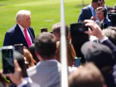 Como as teorias da conspiração sobre cientistas desaparecidos ou mortos passaram dos fóruns online para a Casa Branca