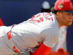 O fenômeno da troca de arremessos dos Cardinals, Jurrangelo Cijntje, mostra um talento raro na estreia na temporada