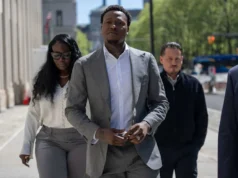 Damon Jones é o primeiro a se declarar culpado após investigação sobre jogos de azar; ex-jogador e treinador da NBA admite vender informações privilegiadas e participar de esquema de pôquer